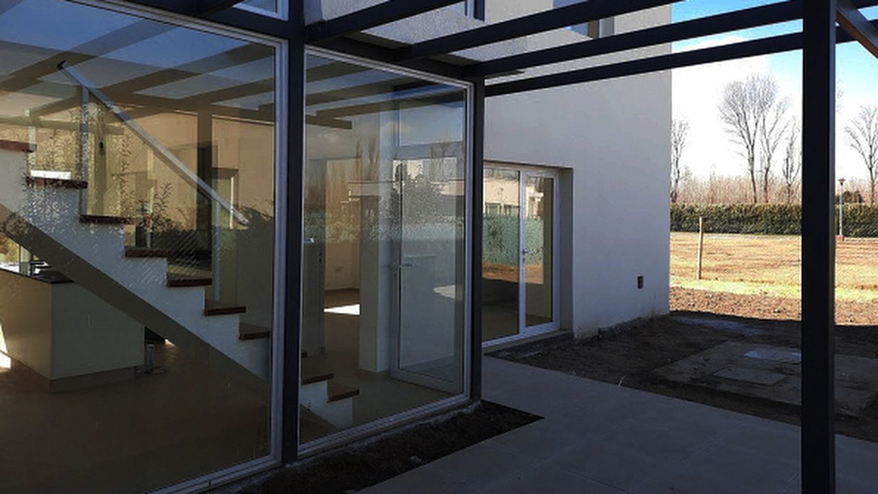 Obra terminada: vivienda en Cinco Saltos, pérgola y vidriado de la escalera